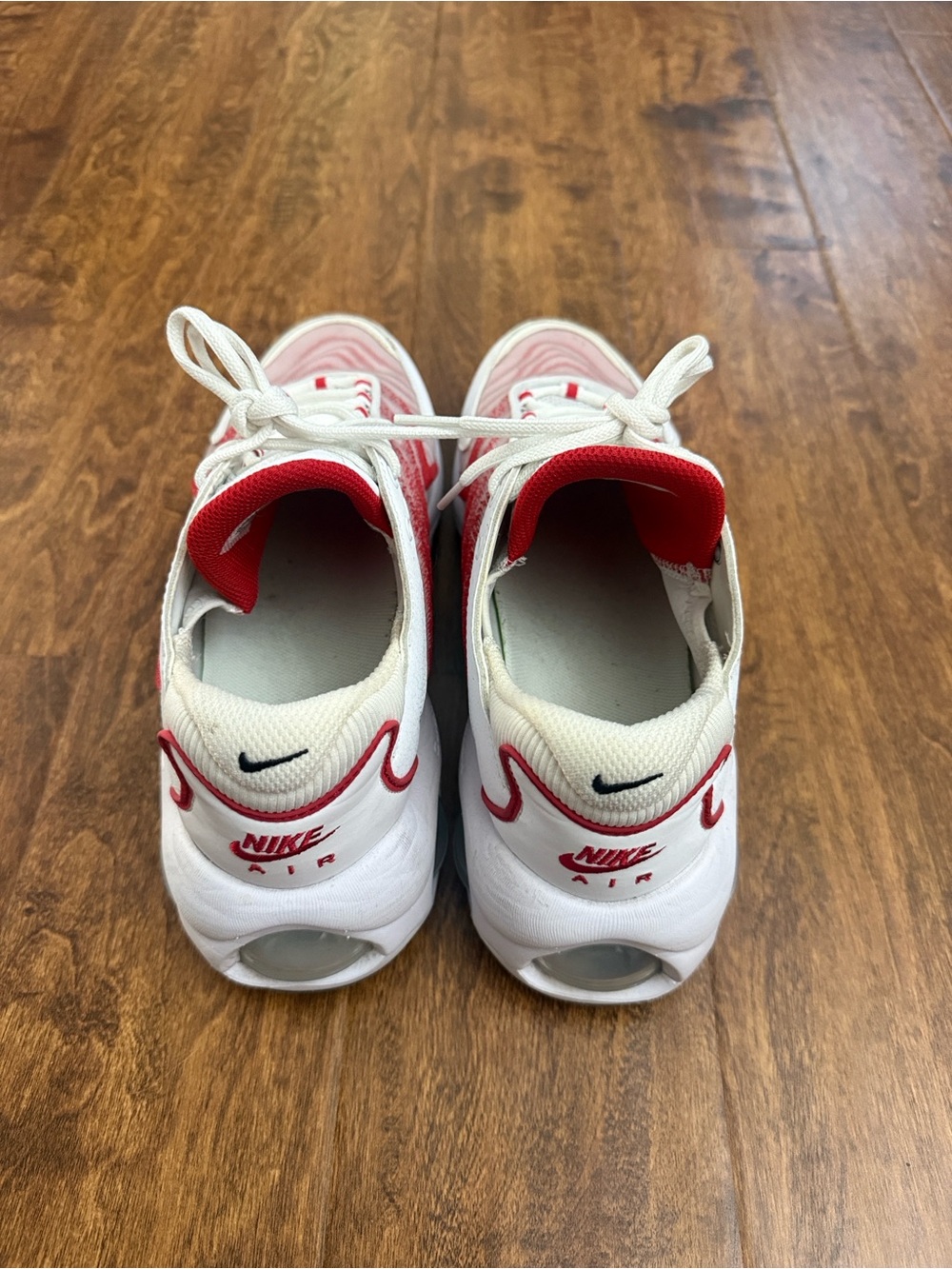 Nike Men’s White and Red Wave-Pattern Sneakers - Picture 2 of 15